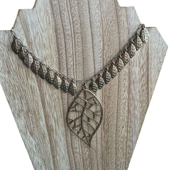 Jessica Simpson Matte gold Leaf dangle 16" Necklace and Earring Set - Picture 1 of 5